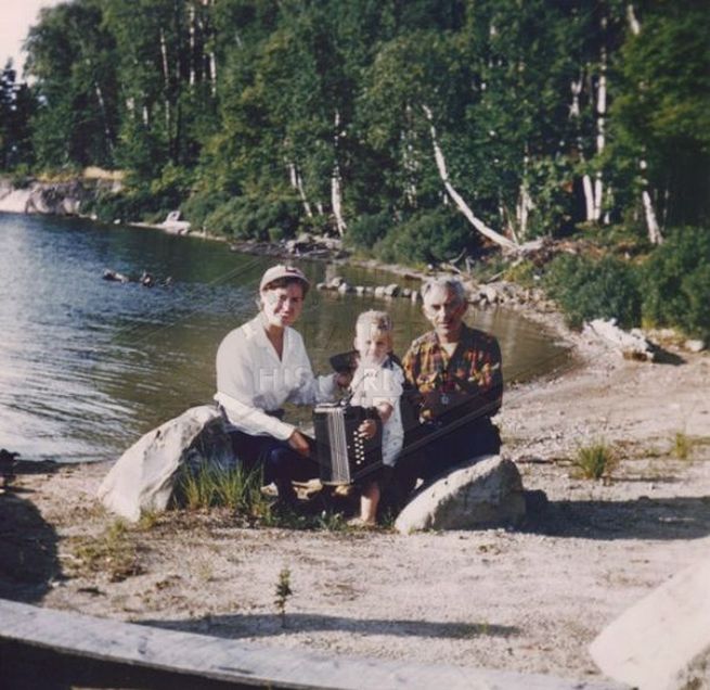 Ruth Fruehauf with Baby Randall and Walter Bellchambers at Killarney Lodge, Canada